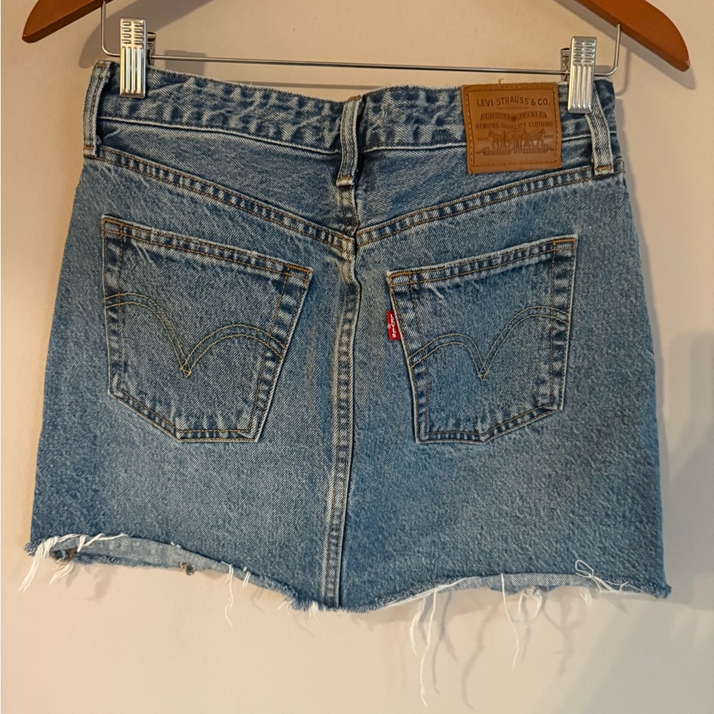 Levis Premium Icon Skirt Denim Mini Raw Hem Blue 25‎ - Picture 2 of 4